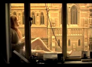 Девушка на высотке мастурбирует